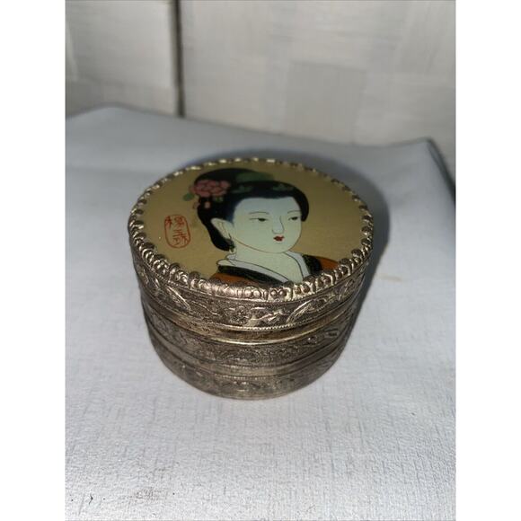 Vintage Japanese Silver Round Box with Painted Geisha on the Lid - Picture 10 of 10